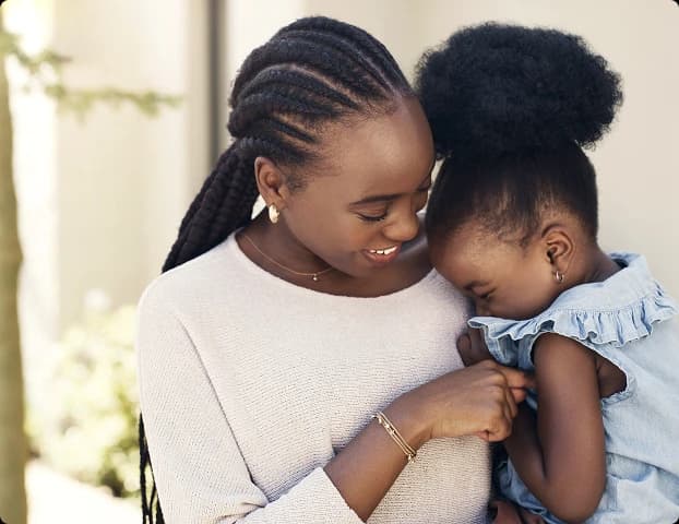 Familia yenye furaha ikipiga picha pamoja